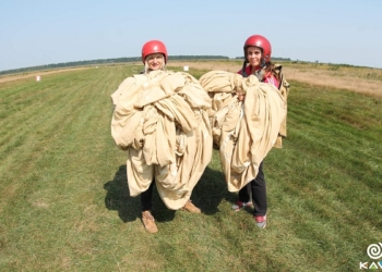 Працівники «Креатор-Буд» присвятили компанії свої стрибки з парашутом (відео)