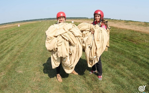 Працівники «Креатор-Буд» присвятили компанії свої стрибки з парашутом (відео)
