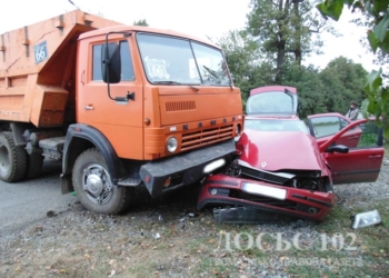 ДТП на Тернопільщині: не розмінулися КамАЗ та легківка (фото)