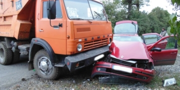 ДТП на Тернопільщині: не розмінулися КамАЗ та легківка (фото)