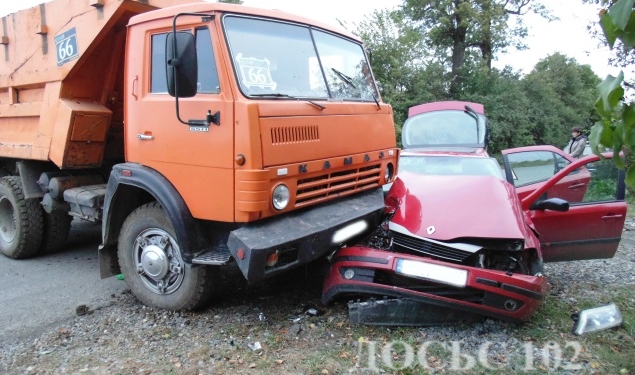 ДТП на Тернопільщині: не розмінулися КамАЗ та легківка (фото)
