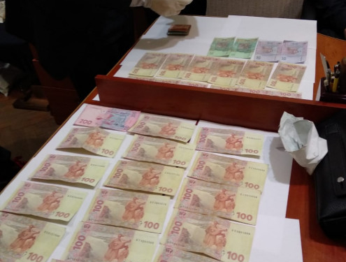 На хабарі викрили слідчого поліції (фото)