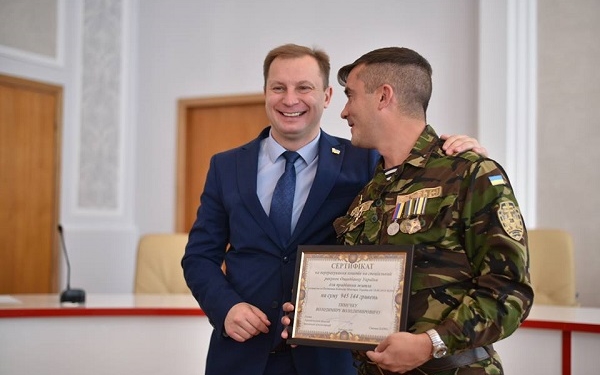 Степан Барна вручив військовослужбовцям сертифікати на придбання житла (фото)