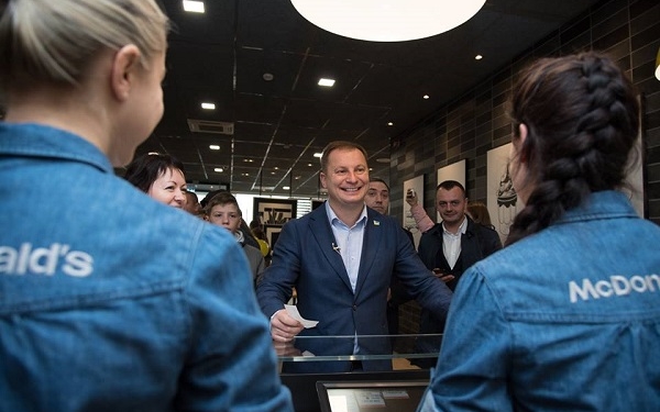 Степан Барна особисто випробував сервіс нового McDonald’s у Тернополі (фото, відео)