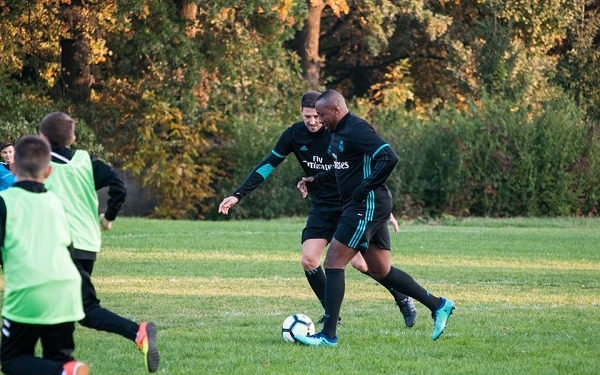 Легенди українського та іспанського футболу зіграли матч дружби (фото)