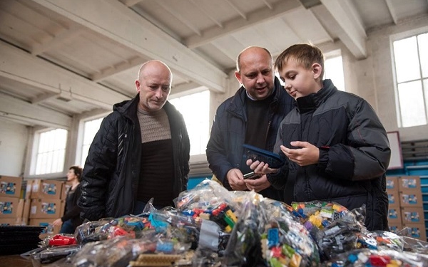 Перші класи шкіл Тернопільщини забезпечили наборами LEGO PlayBox (фото)