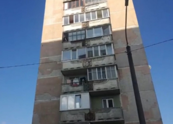 Тернополянин погрожує підірвати будинок і вистрибнути з балкону (відео наживо)