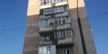 Тернополянин погрожує підірвати будинок і вистрибнути з балкону (відео наживо)