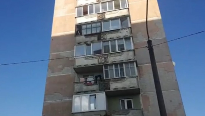 Тернополянин погрожує підірвати будинок і вистрибнути з балкону (відео наживо)