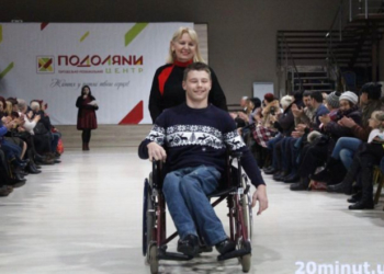 Перший в житті макіяж і подіум. Молодь з інвалідністю дефілювала на показі мод у Тернополі