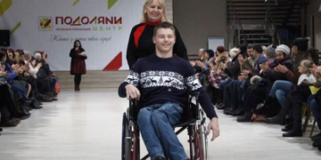 Перший в житті макіяж і подіум. Молодь з інвалідністю дефілювала на показі мод у Тернополі