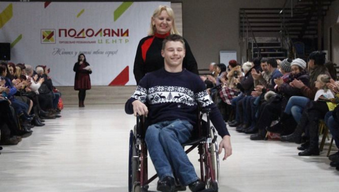 Перший в житті макіяж і подіум. Молодь з інвалідністю дефілювала на показі мод у Тернополі