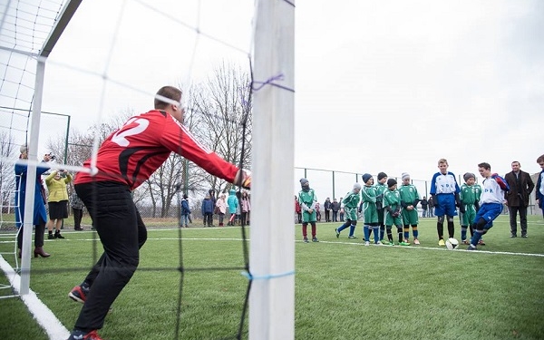 На Тернопільщині відкрили ще один футбольний майданчик зі штучним покриттям (фото)