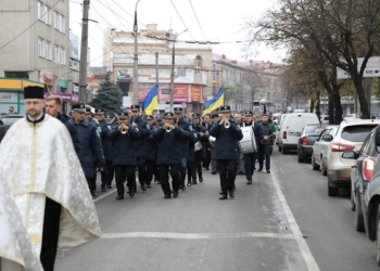 Близько тисячі жителів Тернопільщини вшанували Героїв Листопадового зриву (фото)