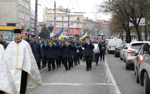 Близько тисячі жителів Тернопільщини вшанували Героїв Листопадового зриву (фото)