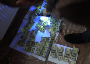 Сільський голова спокусився на хабар (фото)