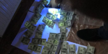 Сільський голова спокусився на хабар (фото)