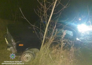 П’яний водій не впорався з керуванням і врізався в бетонну огорожу (фото)