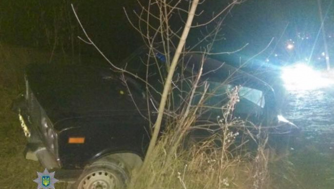 П’яний водій не впорався з керуванням і врізався в бетонну огорожу (фото)