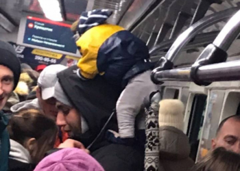 У вагоні київського метро сфотографували мавпу