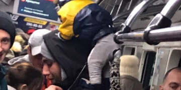 У вагоні київського метро сфотографували мавпу