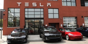 У Києві прямо з салону викрали преміальний електромобіль Tesla Model X