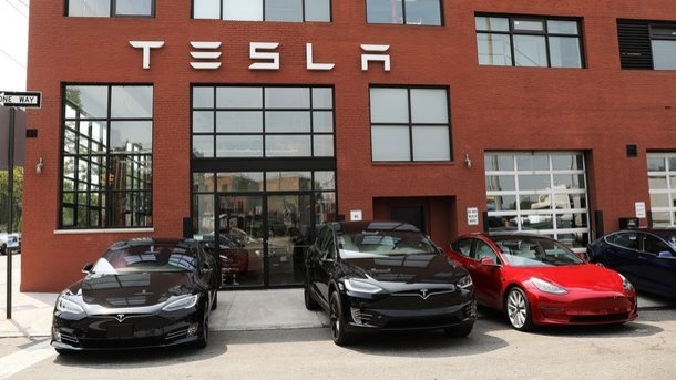 У Києві прямо з салону викрали преміальний електромобіль Tesla Model X