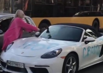 Через образи блондинка розтрощила дорогезний автомобіль “кривдника” (відео)