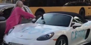 Через образи блондинка розтрощила дорогезний автомобіль “кривдника” (відео)