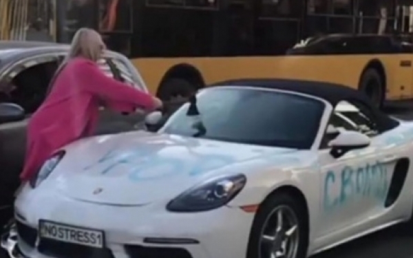 Через образи блондинка розтрощила дорогезний автомобіль “кривдника” (відео)