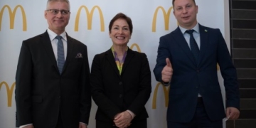Посол США в Україні Марі Йованович: Відкриття МакДональдз у Тернополі – це довіра до міста та інвестиції в економіку (фото)