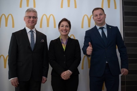 Посол США в Україні Марі Йованович: Відкриття МакДональдз у Тернополі – це довіра до міста та інвестиції в економіку (фото)