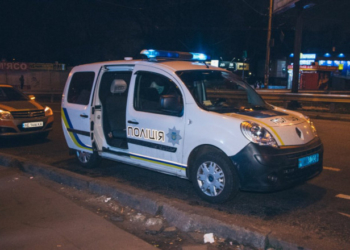 У Києві біля метро знайшли труп чоловіка: пристойно одягнений і з грішми