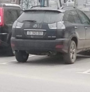 У Почаєві помітили авто з дипломатичними номерами Російської Федерації