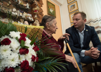 Степан Барна вручив орден княгині Ольги ІІІ ступеня 94-рiчнiй Ванді Демчук (фото)