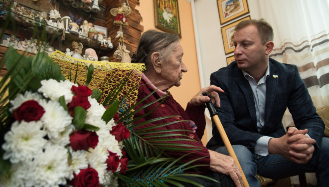 Степан Барна вручив орден княгині Ольги ІІІ ступеня 94-рiчнiй Ванді Демчук (фото)