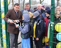 На Тернопільщині для школярів відкрили ще одне футбольне поле зі штучним покриттям