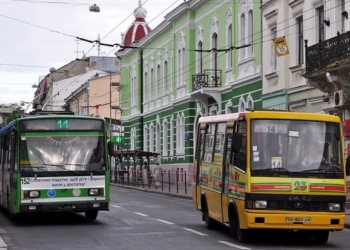 Міська влада зробила так, як хотіла громада і повернула стару вартість проїзду на транспорт. Але чи довго він їздитиме? 