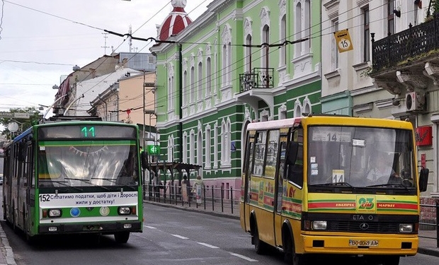 Міська влада зробила так, як хотіла громада і повернула стару вартість проїзду на транспорт. Але чи довго він їздитиме? 
