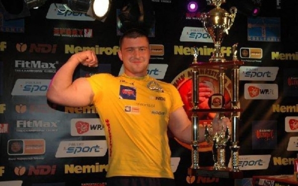 Тисячі людей та безліч квітів: на Тернопільщині поховали відомого армреслера Андрія Пушкаря (Фоторепортаж)