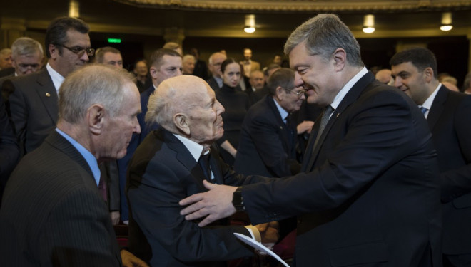 Ровесник НАН України Борис Патон отримав у її 100-річчя орден з рук Президента