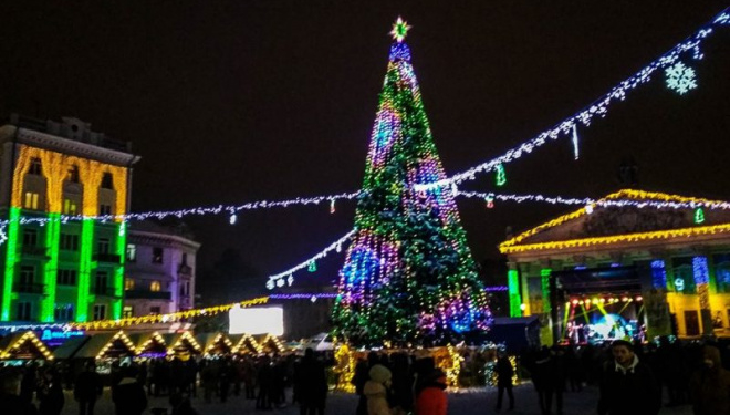 У Тернополі запалили новорічну ялинку. Гостем на святі був Президент (Фото)