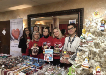 Ярмарок благодійності:  дівчата із Союзу Українок Америки долучилися до збору коштів для купівлі медобладнання дітям Тернопільщини