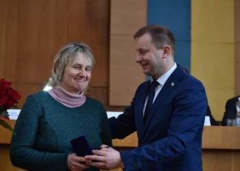 Степан Барна вручив державну нагороду матері-героїні з Озерної (фото)