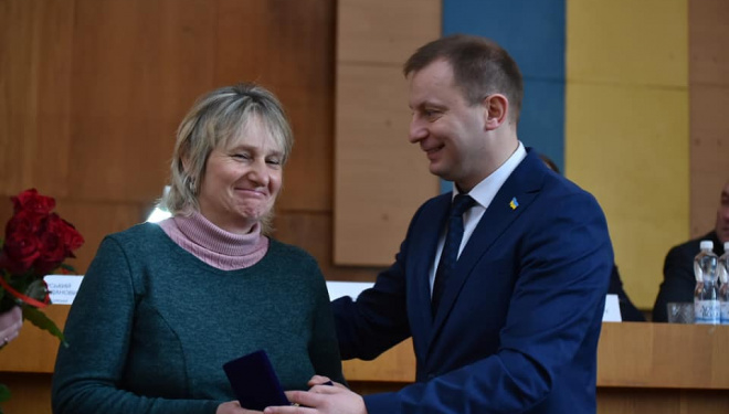 Степан Барна вручив державну нагороду матері-героїні з Озерної (фото)