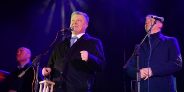 Ледь протиснувся між тернополянами: як Президент України у центрі Тернополя новорічну ялинку засвітив