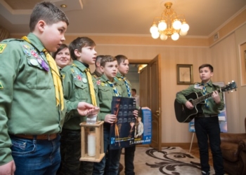 «Дякую за подарунок з Вифлеєму»: пластуни передали Степану Барні вогонь миру (фото)