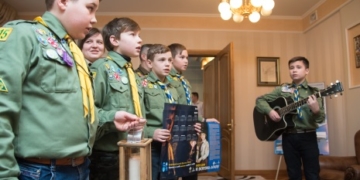 «Дякую за подарунок з Вифлеєму»: пластуни передали Степану Барні вогонь миру (фото)