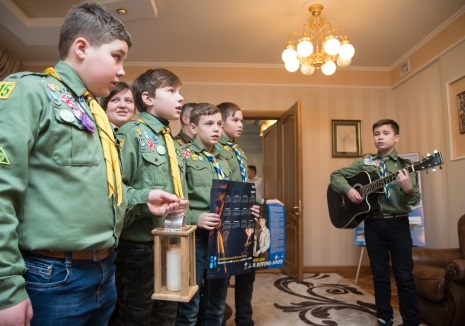 «Дякую за подарунок з Вифлеєму»: пластуни передали Степану Барні вогонь миру (фото)