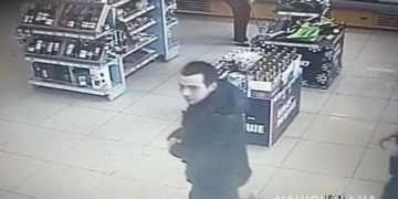 Крадія з автозаправної станції розшукують на Тернопільщині (Фото, відео)